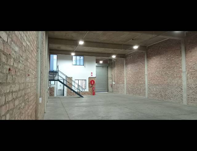 302M² WAREHOUSE TO LET IN LASER PARK